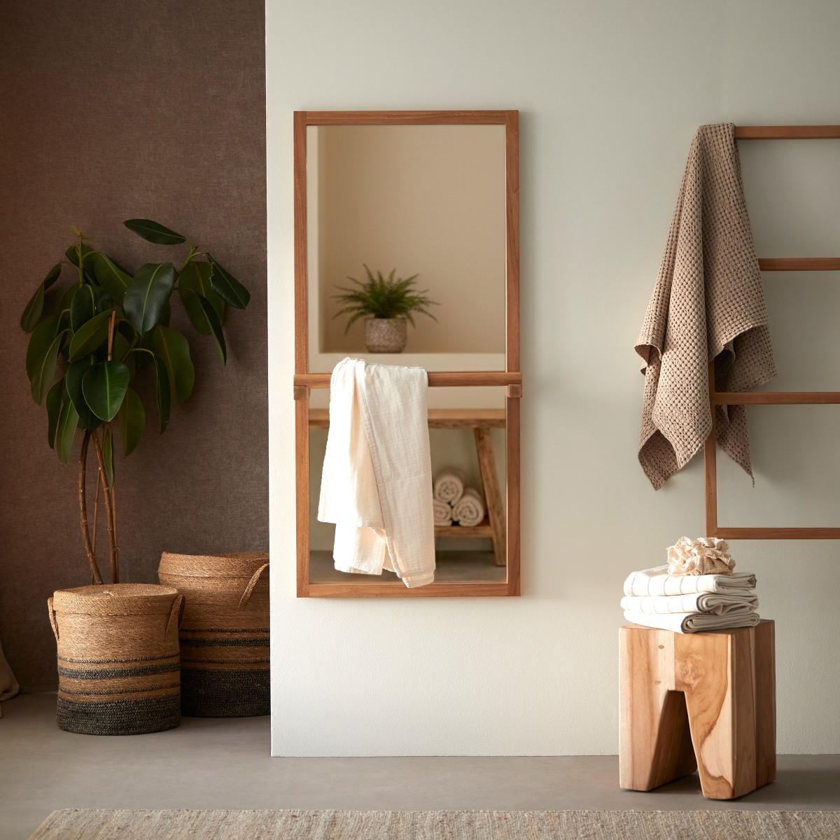 Lucy - Specchio in teak con porta asciugamani