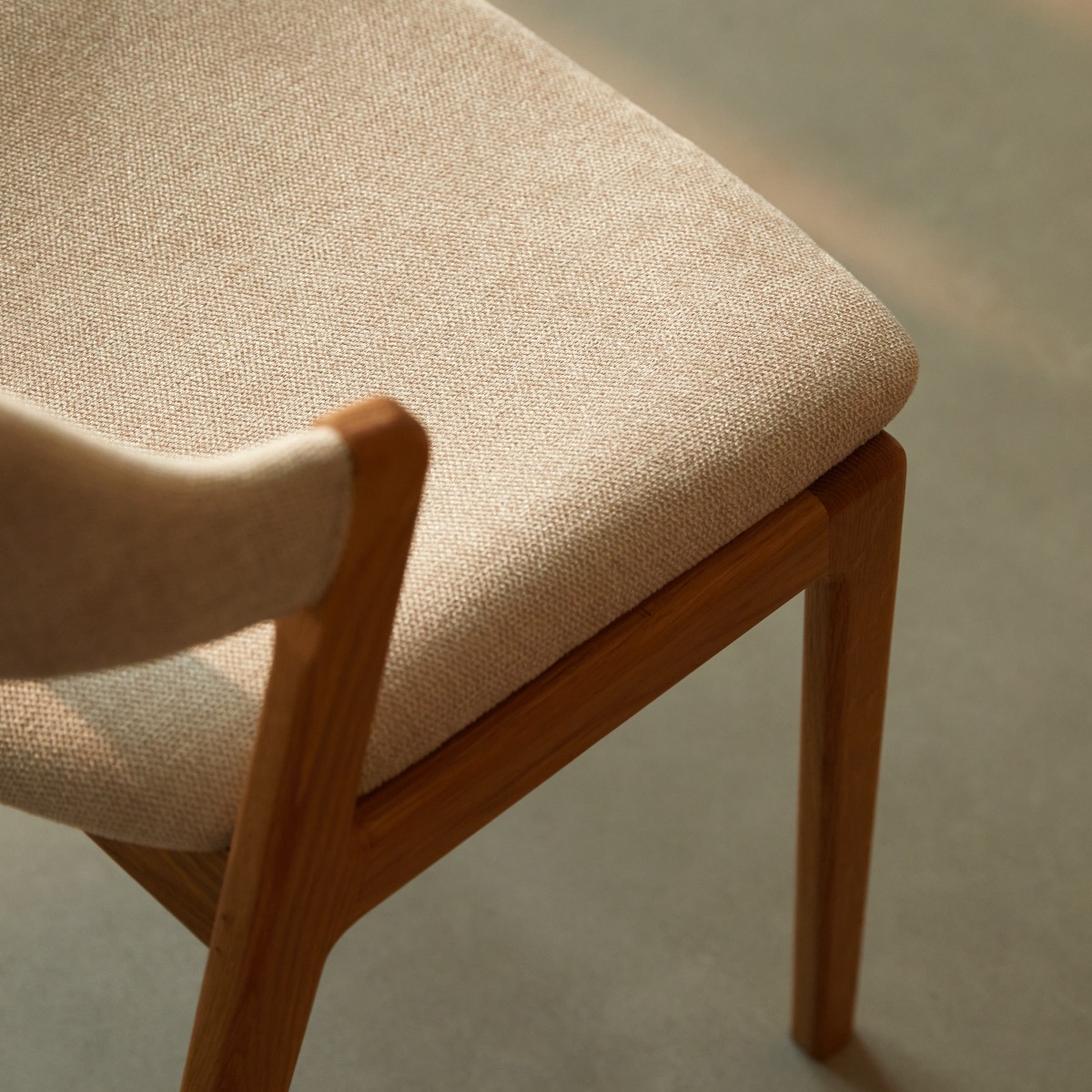 Santino - Chaise en chêne massif et tissu écru