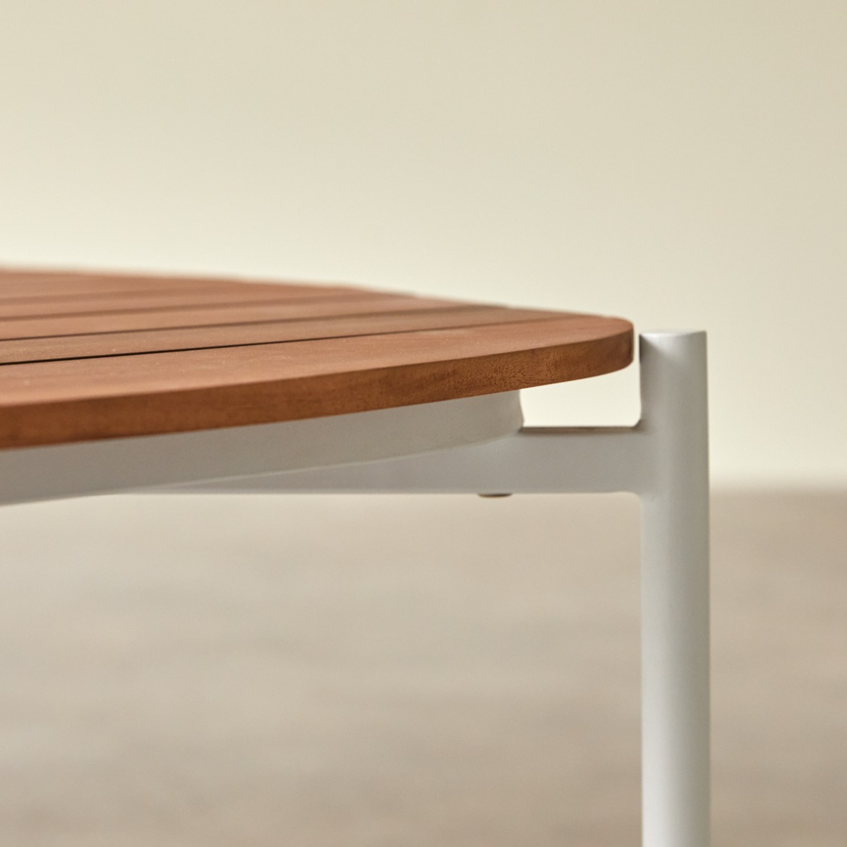 Luca - Table basse de jardin en acacia massif et métal