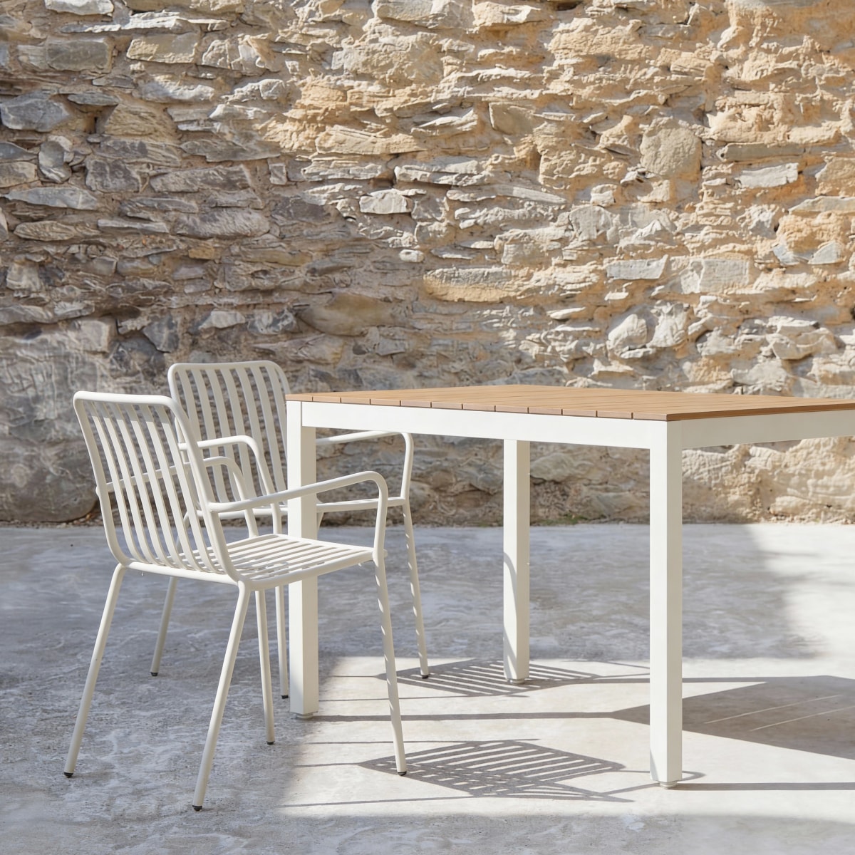 Naïs - Tuintafel van massief acaciahout en metaal 6 pers.