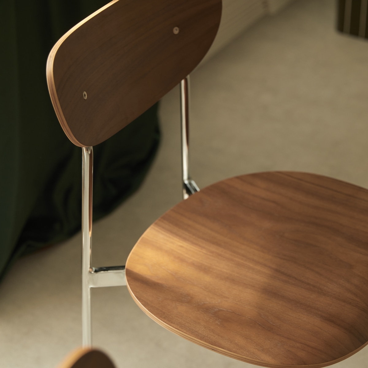 Lilo - Chaise en noyer et métal chromé