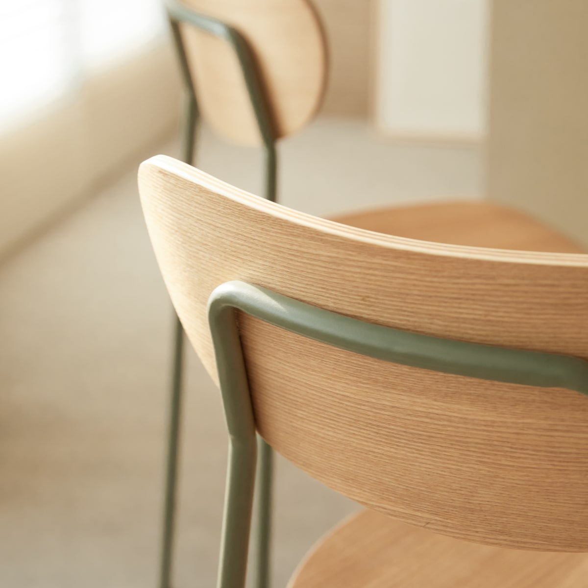 Lilo - Chair in solid ash and green metal