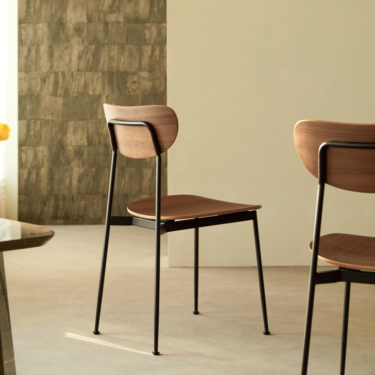 Lilo - Walnut and black metal chair