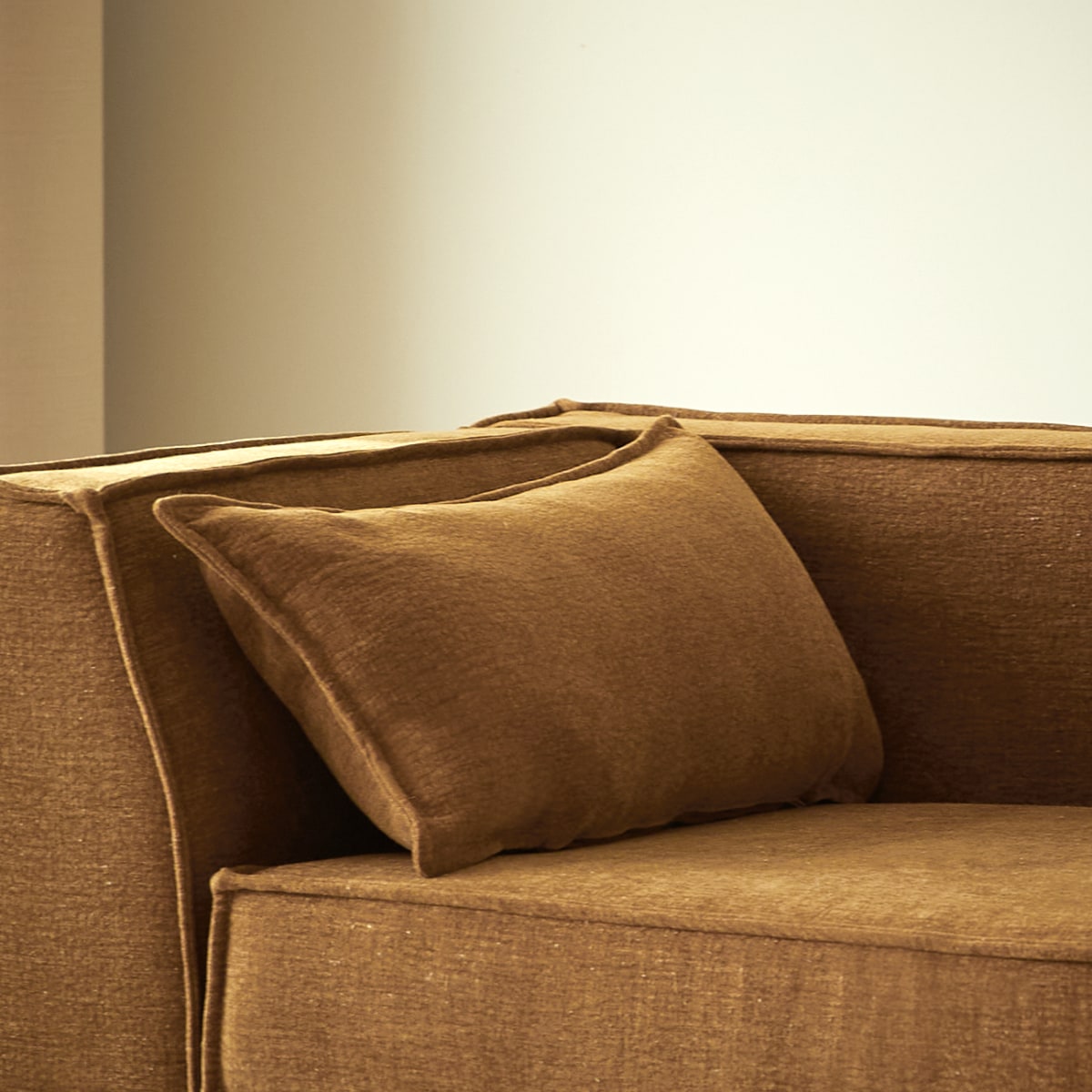 Miu - Chaiselongue aus Eiche und ockerfarbenem Stoff