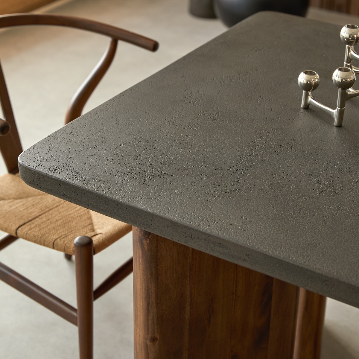 Sergio - Tafel van massief acaciahout en donkergrijs cement voor 6/8 personen.