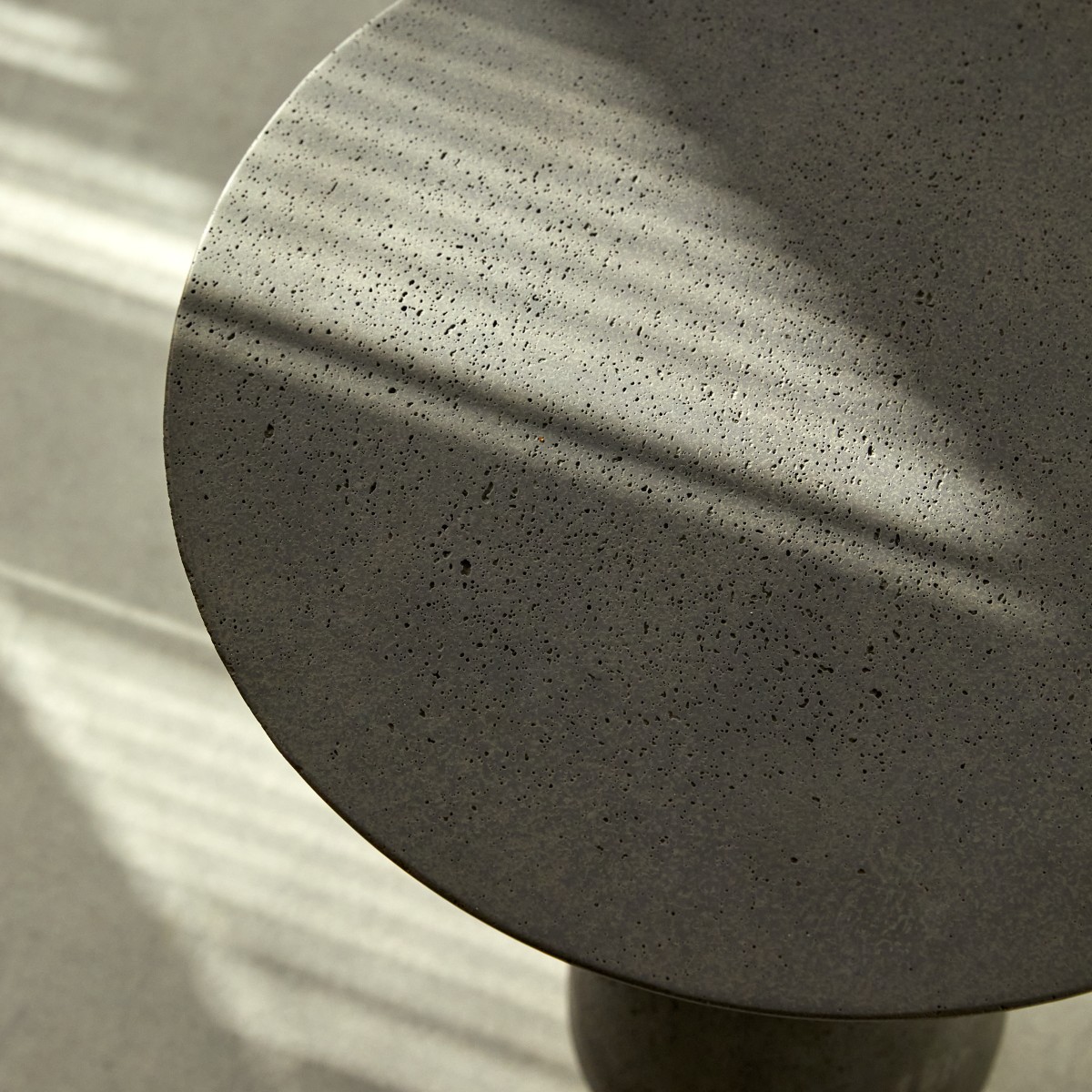 Miguel - Table d'appoint en ciment noir