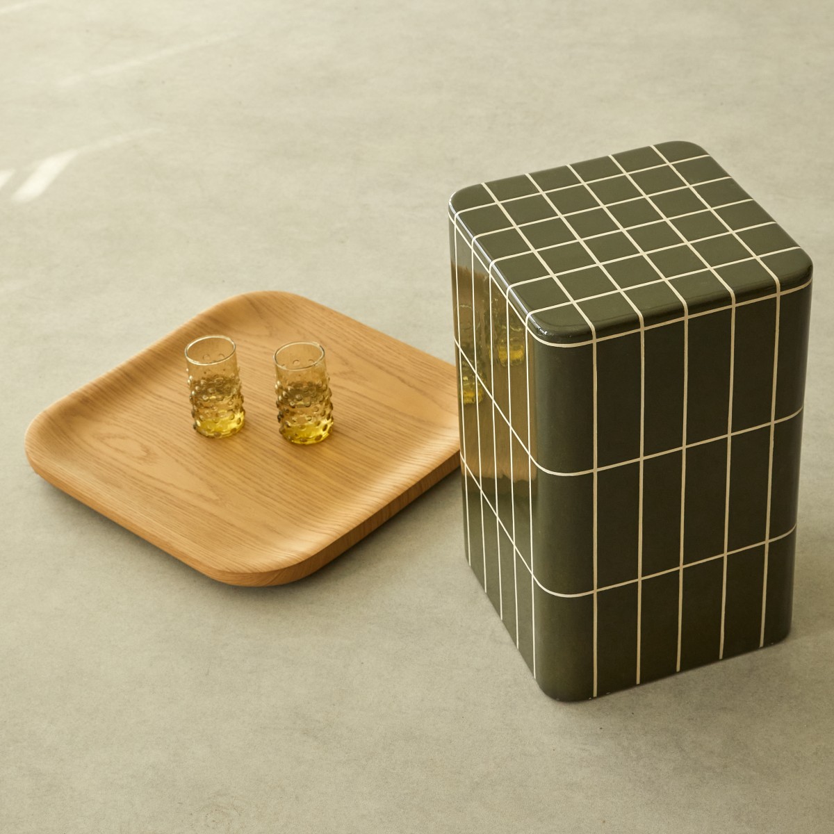 Georges - Green ceramic-effect side table with oak tray top