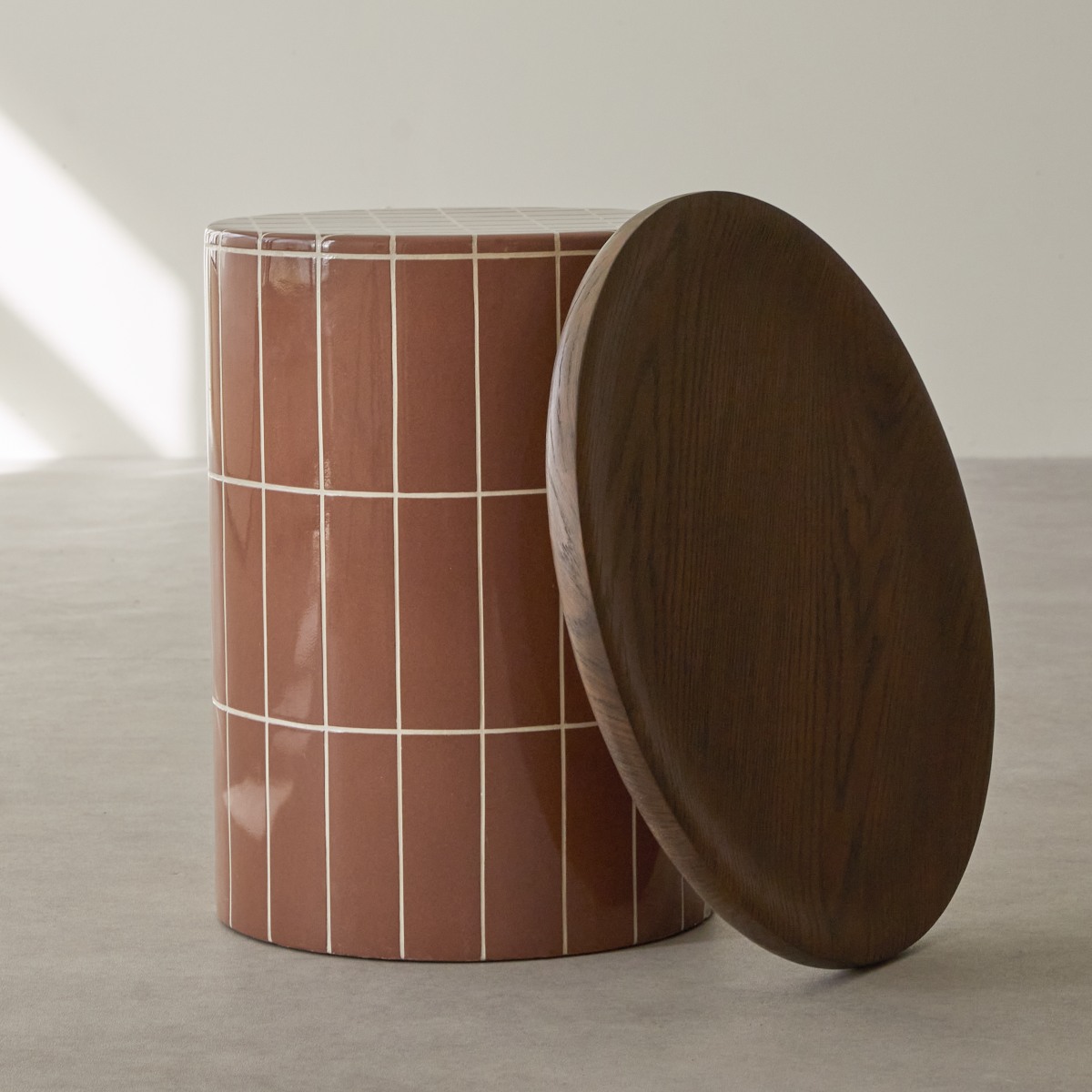 Georges - Terracotta ceramic-effect side table with oak tray top