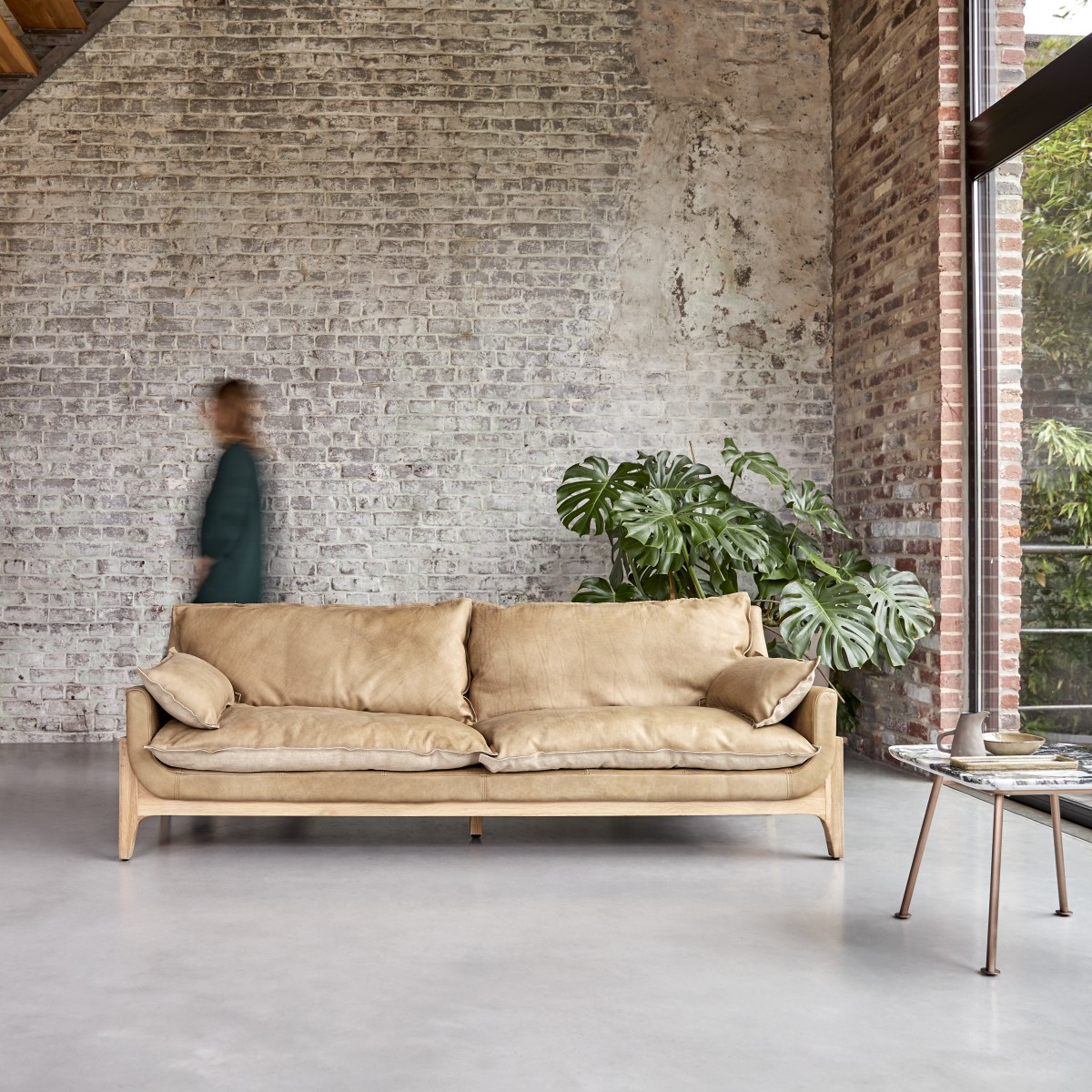 3-Sitzer aus Eiche und braunem Leder – Wohnzimmersofas – Tikamoon