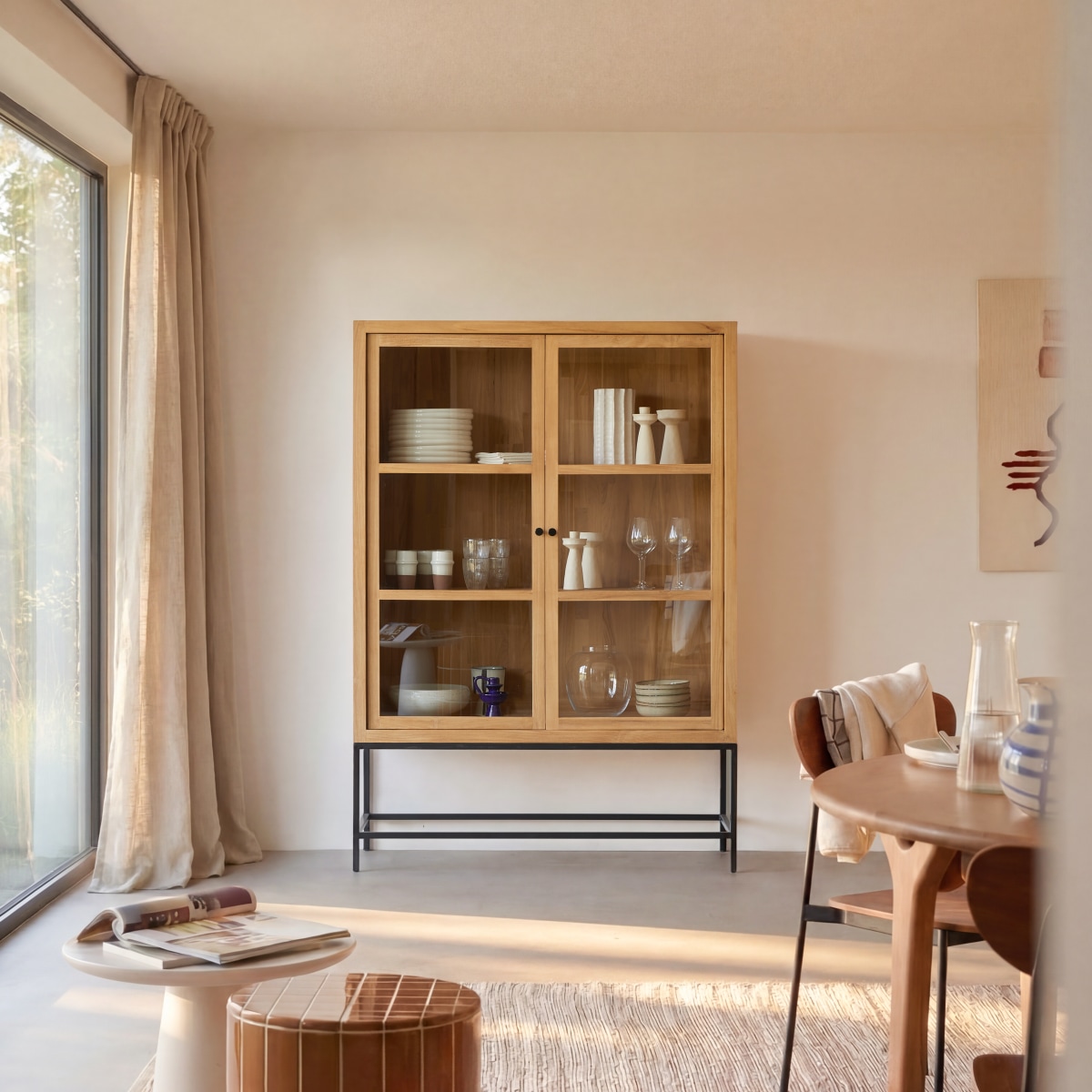Babeth - Hoher Vitrinenschrank aus massivem Teakholz