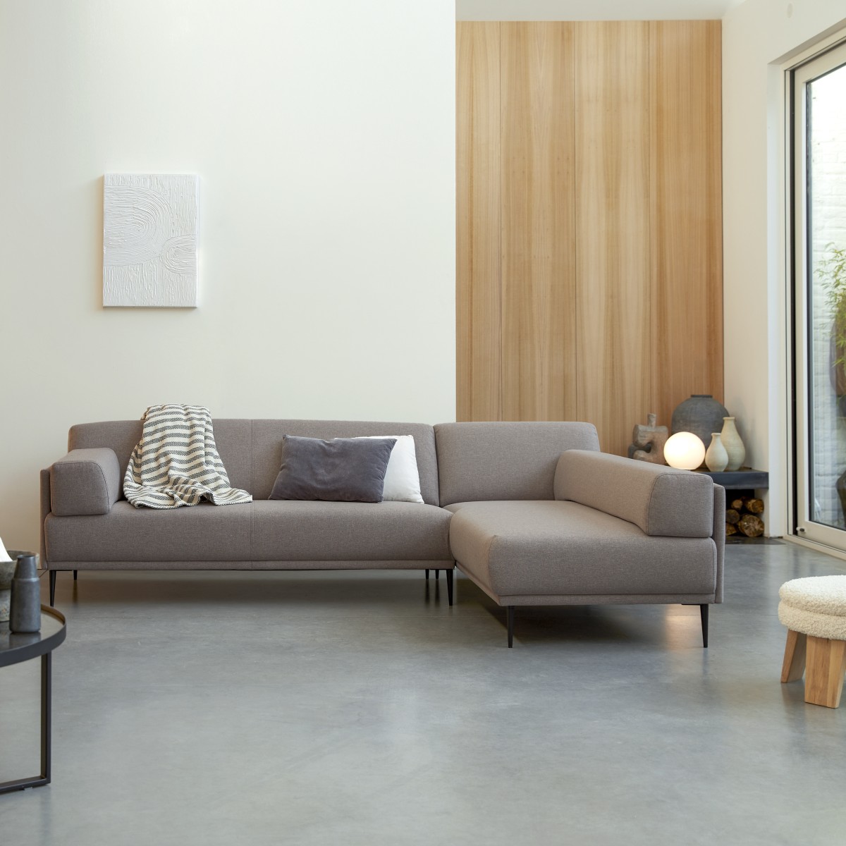 4-seater right-side corner sofa with fabric and metallic features