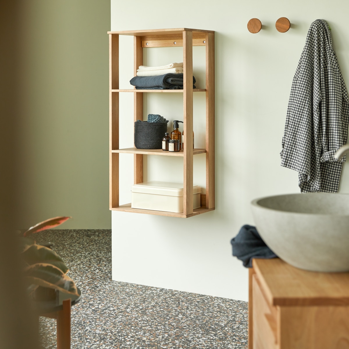 Néo - Hochschrank aus massivem Hevea, Eichenfarbton