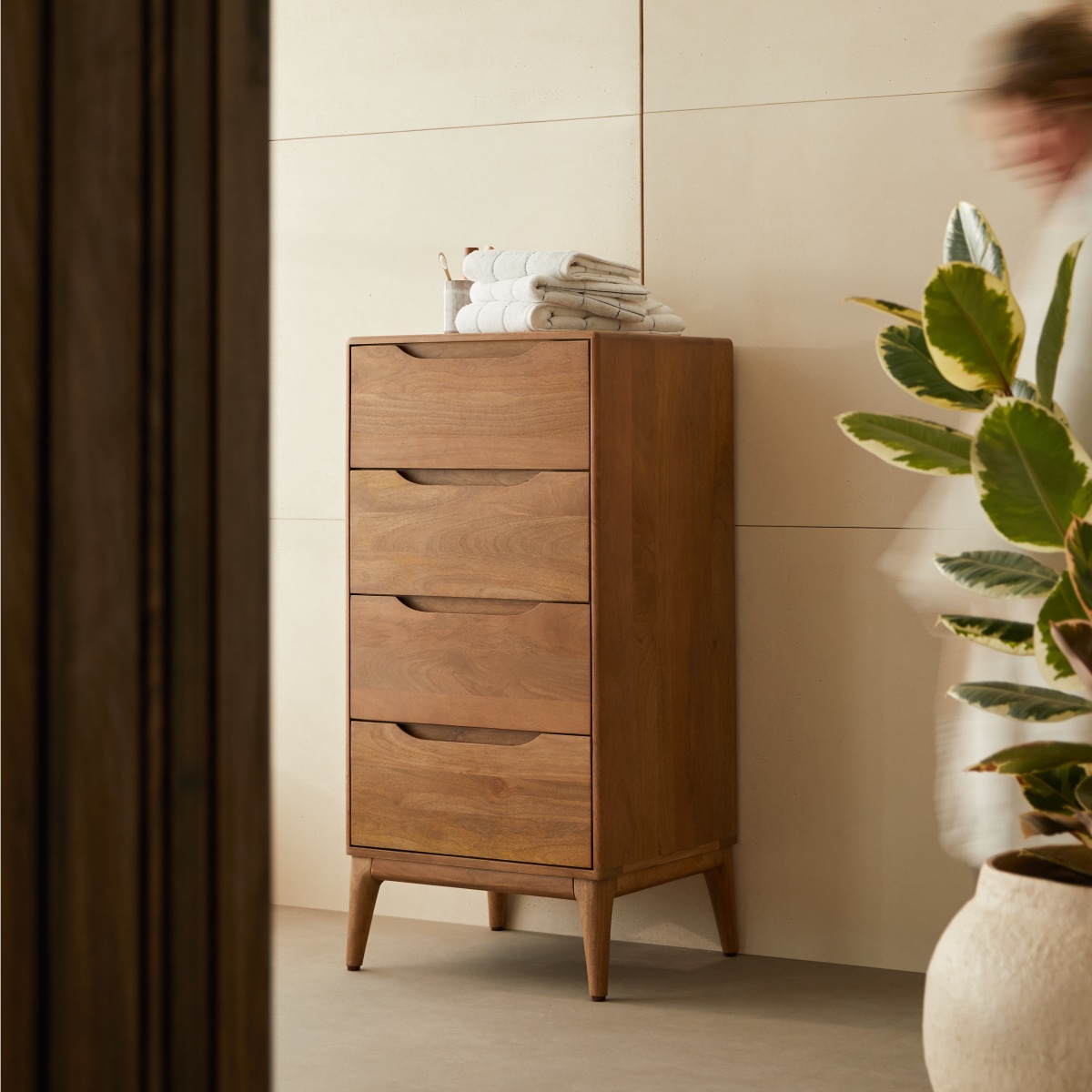 Gabrielle - Hochschrank aus massivem Mangoholz