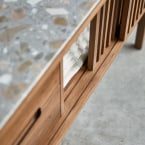 Isaure - Dressoir van massief notenhout en premium terrazzo