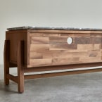 Isaure - TV-Schrank aus Nussbaum massiv und Premium-Terrazzo 140 cm