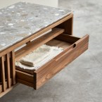 Isaure - Mobile TV in legno di noce massello e battuto di terrazzo premium 140 cm