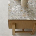 Isaure - Meuble TV en teck massif et terrazzo premium 140 cm