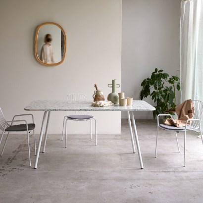 Elio - Rechthoekige tafel in premium terrazzo en groen metaal voor 4-6 personen.