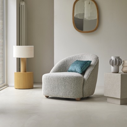 Soren - Sessel aus Akazienholz mit grauem Stoffbezug