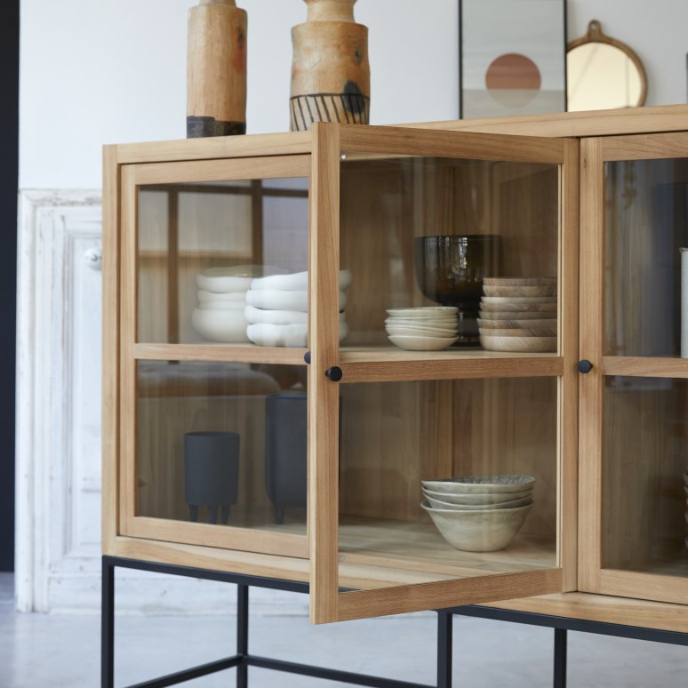 Low glass cabinet discount