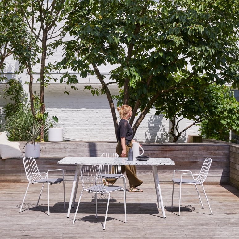 Elio - Table de jardin rectangulaire en terrazzo premium et métal white 4/6 pers.