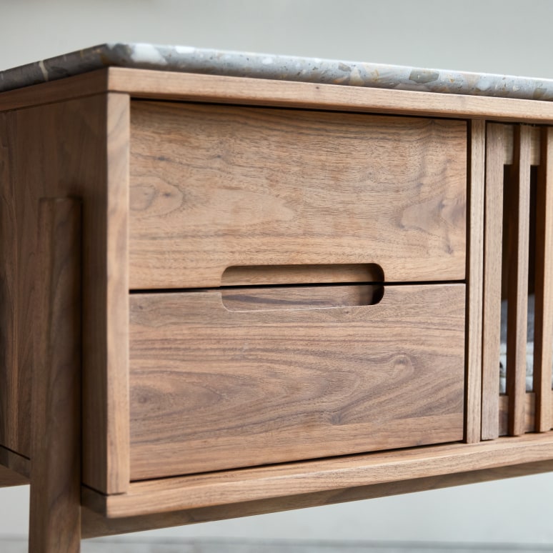 Isaure - Dressoir van massief notenhout en premium terrazzo