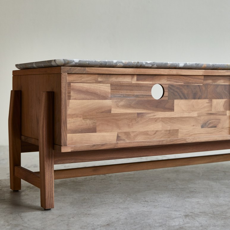 Isaure - Mobile TV in legno di noce massello e battuto di terrazzo premium 140 cm