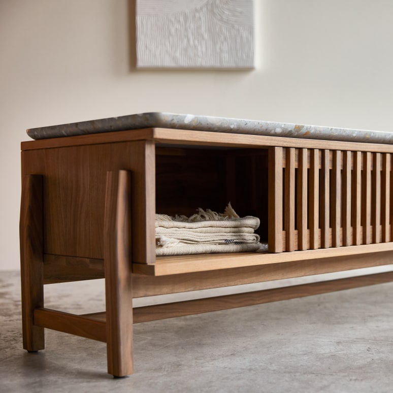 Isaure - Meuble TV en noyer massif et terrazzo premium 175 cm