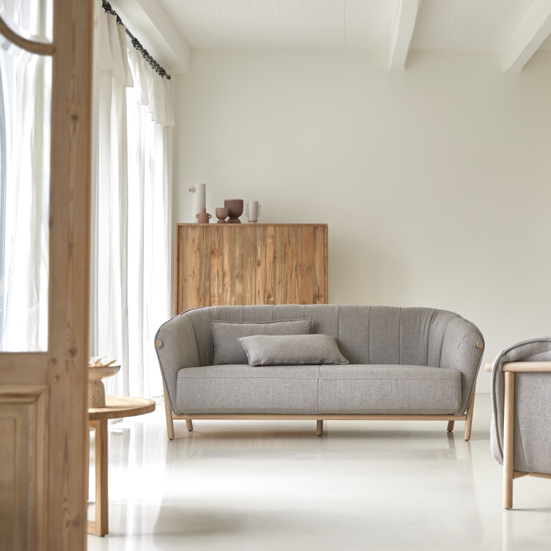 2-zitsbank van massief eiken en grijze stof