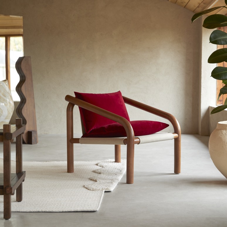 Fauteuil en chêne massif et velours rouge