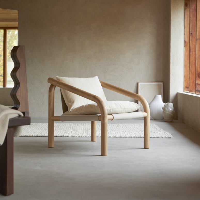 Sillón de roble macizo claro y terciopelo color crema