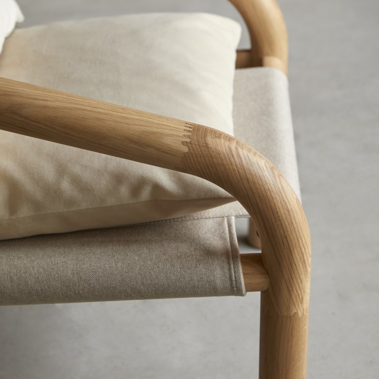 Opéra - Sillón de roble macizo claro y terciopelo color crema