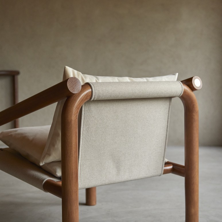 Opéra - Sillón de roble macizo oscuro y terciopelo color crema