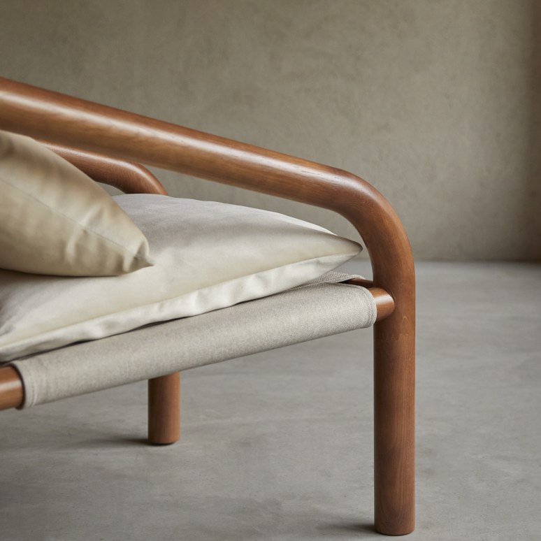 Opéra - Sillón de roble macizo oscuro y terciopelo color crema