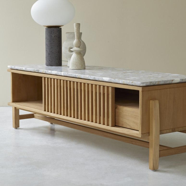 Isaure - TV-Schrank aus massivem Teakholz und Premium-Terrazzo 140 cm