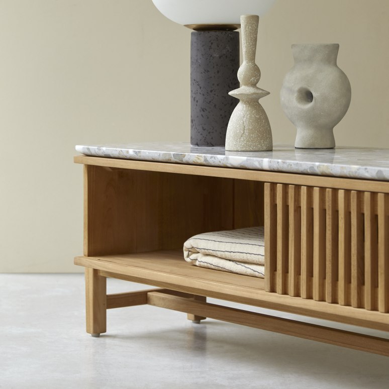 Isaure - Meuble TV en teck massif et terrazzo premium 140 cm