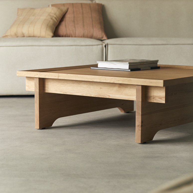 Quadratischer Couchtisch aus massiver Eiche