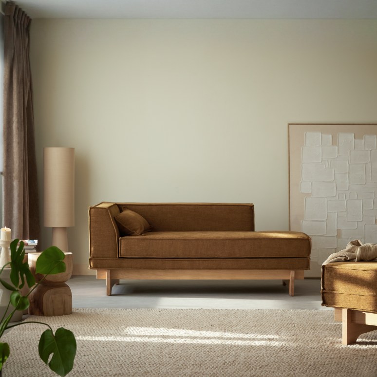 Chaise longue de roble macizo y tejido ocre